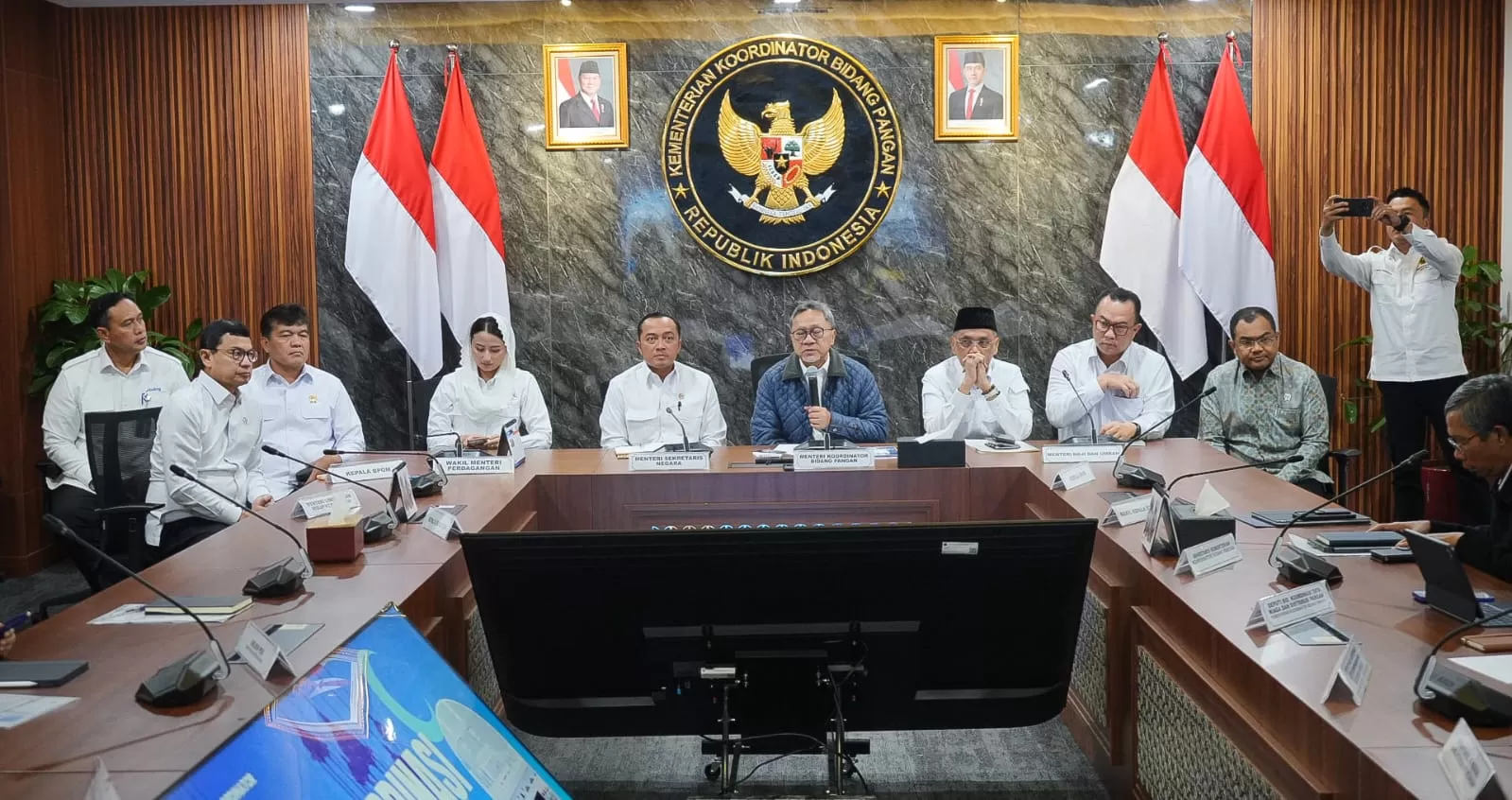 Rakortas  di Kantor Kementerian Koordinator Bidang Pangan terkait kesiapan Perum BULOG mengirim 2.280 ton beras premium untuk memenuhi kebutuhan Jamaah Haji Indonesia Tahun 2026. (DOK. BULOG)