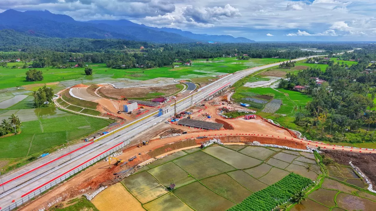 Pengguna Tol Padang&ndash;Sicincin diminta menyesuaikan perjalanan karena ada pengalihan arus di lokasi proyek.