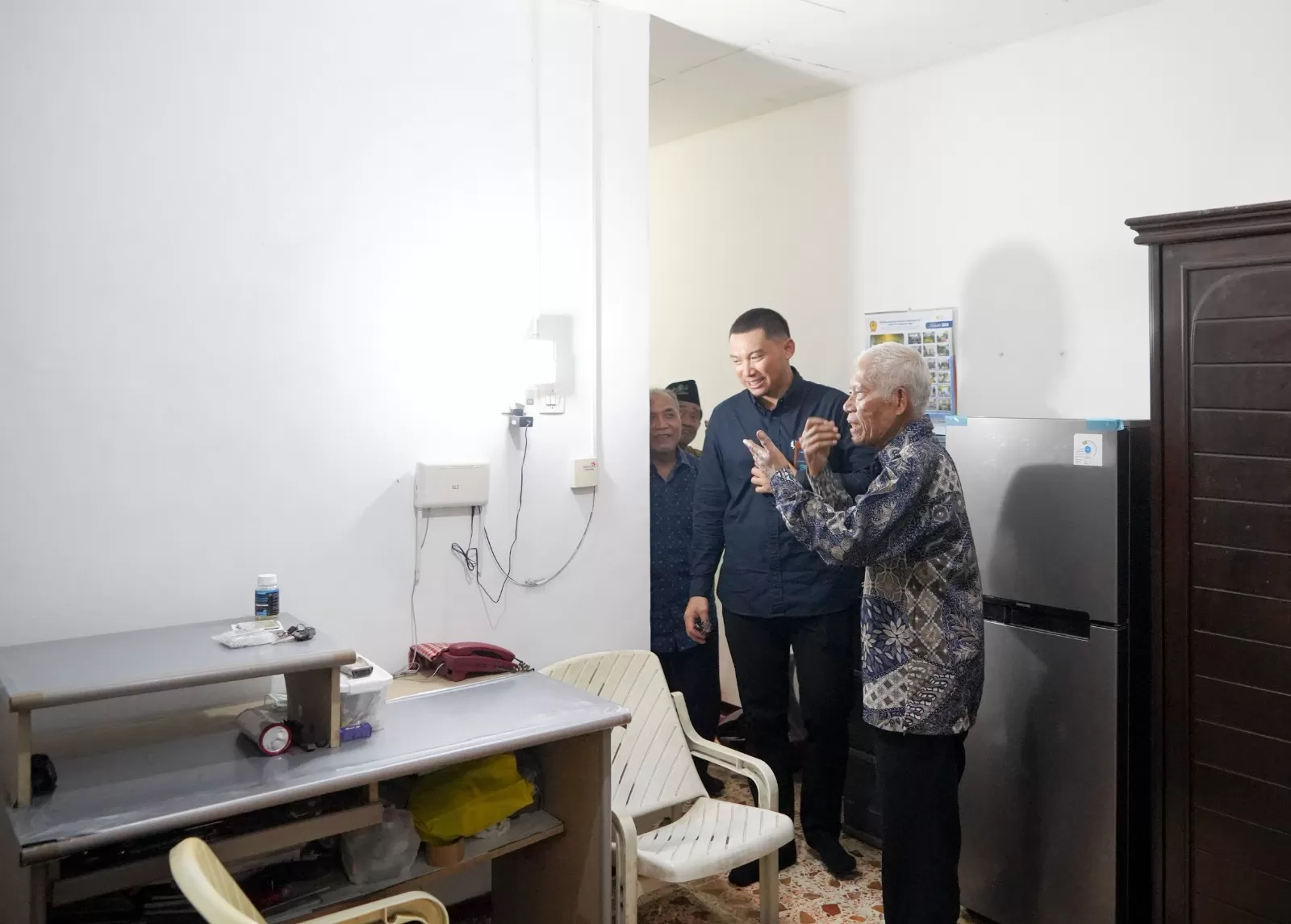 PLN NP meresmikan rumah Sutarno, seorang purna bakti Kantor Pusat PLN NP Surabaya yang dulu puluhan tahun mengabdi, yang telah melalui Program Bedah Rumah Sehat, pada Rabu (11/2/2026). (DOK. PLN NP)
