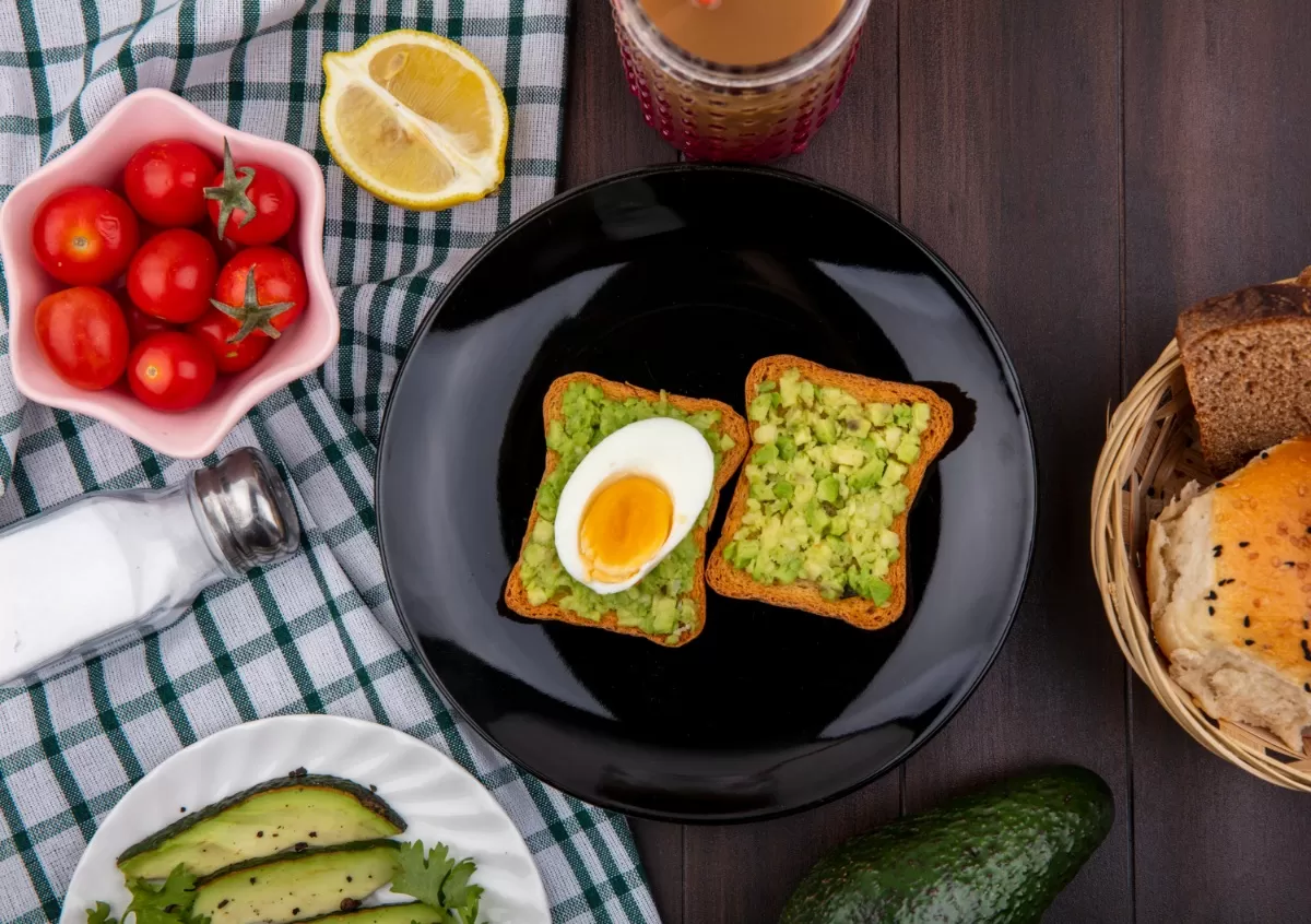 Ilustrasi - Menu sahur sat set yang sehat untuk kamu yang mager masak. (Freepik/stockking)