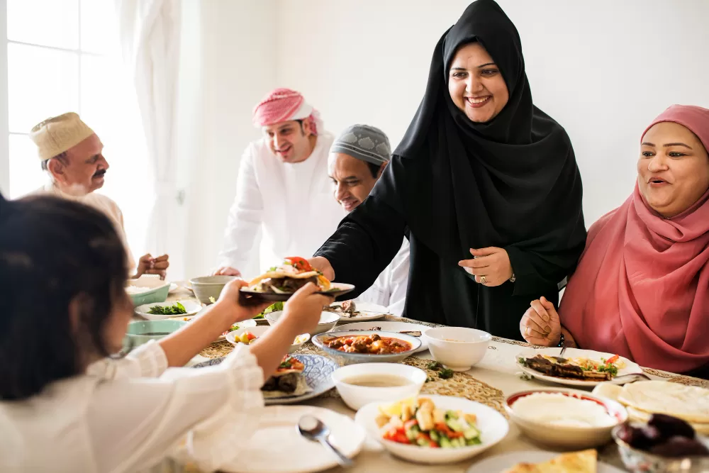 Tips puasa agar tidak lemas dengan pola makan 60:40, rumus minum 2-4-2, serta batas konsumsi gula sesuai anjuran WHO terbaru. (Freepik/rawpixel.com)