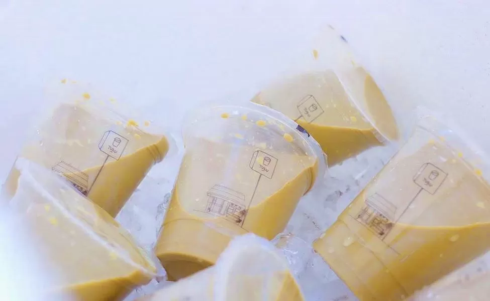 Kopi Tuku menawarkan kopi susu gula aren dengan nama unik, yaitu Kopi Susu Tetangga.  (Instagram/@tokokopituku)