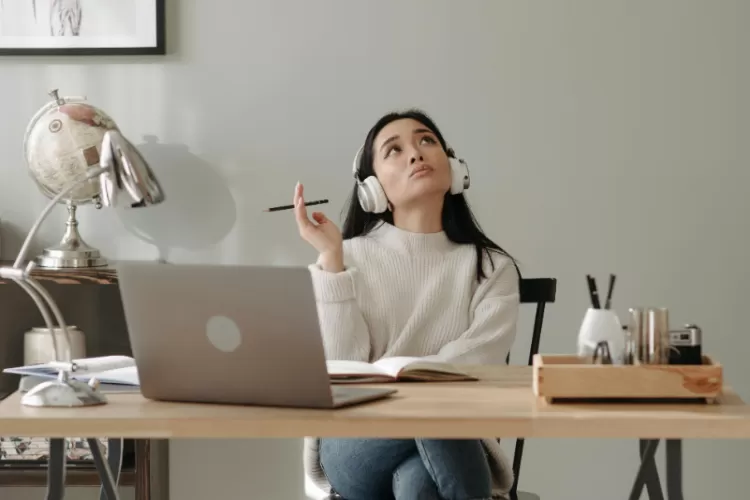 Penting untuk mengatur waktu secara efektif dan efisien agar pekerjaan selesai tepat waktu. (Pexels/Pavel Danilyuk)