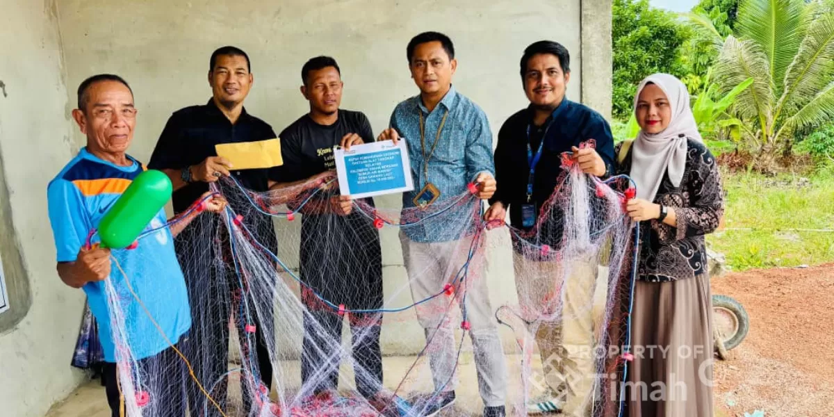 PT Timah salurkan bantuan jaring udang untuk nelayan Karimun guna tingkatkan hasil tangkap dan dukung ekonomi pesisir. (Dok. PT Timah)