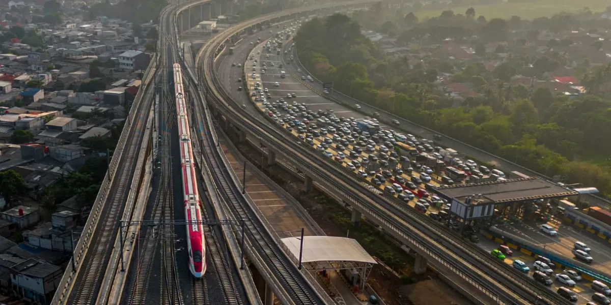 Whoosh tambah jadwal malam saat long weekend Idul Adha 2026. Kereta terakhir berangkat pukul 22.25 WIB, cek jadwal lengkapnya di sini. (Dok. KAI)