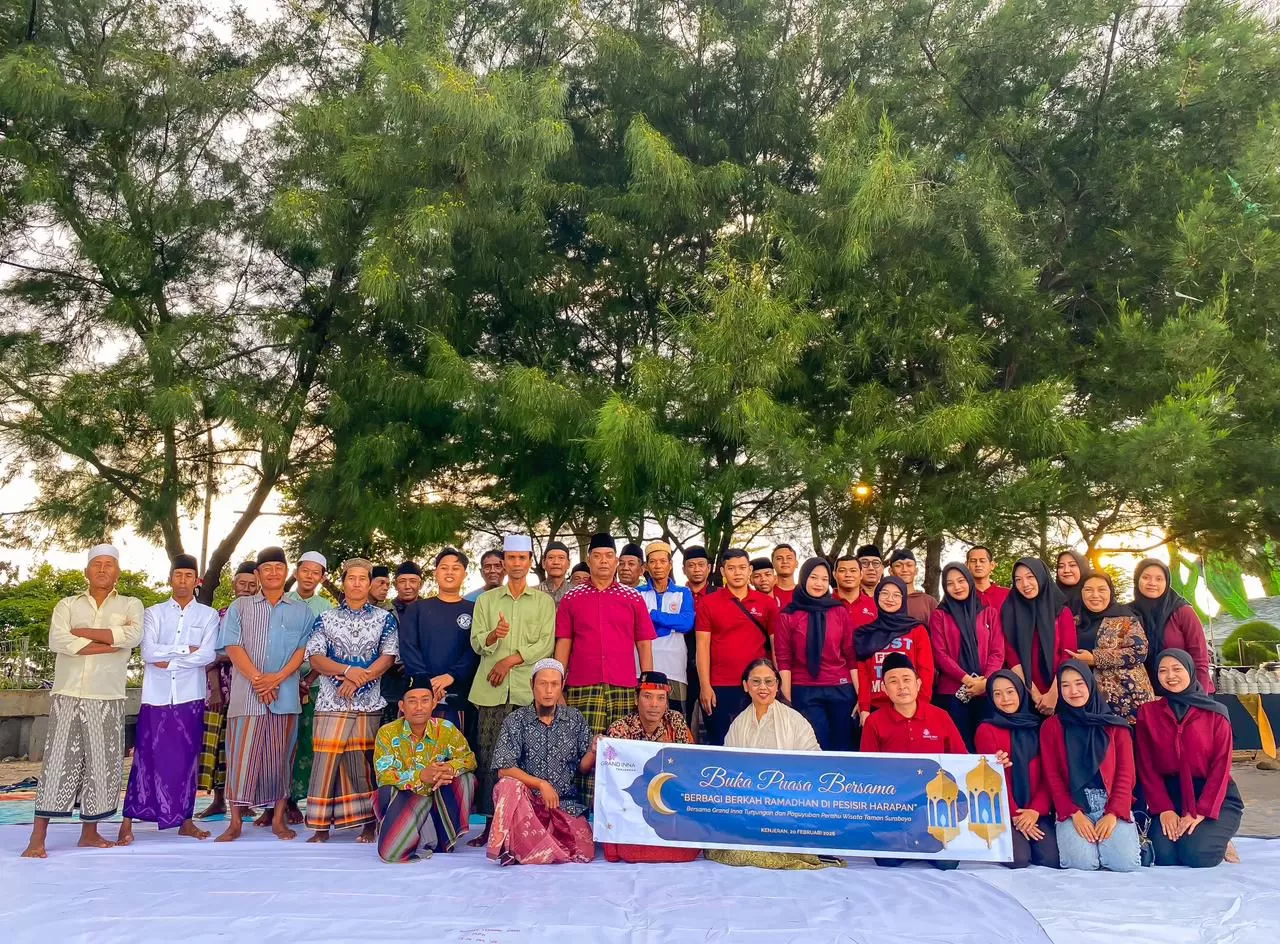 Grand Inna Tunjungan gelar buka puasa bersama 50 anggota Paguyuban Perahu Wisata Surabaya, berbagi kebahagiaan dan kepedulian di Pesisir Harapan. (Dok. Grand Inna Tunjungan)