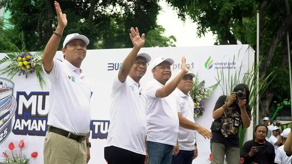 Direksi SGN saat melepas mudik bareng BUMN pada 2025 di Surabaya.  (DOK.SGN)