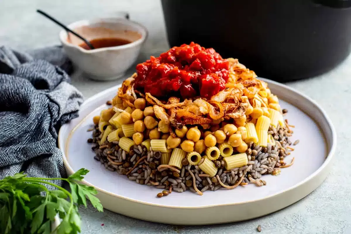 Koshary sudah muncul sejak awal abad ke 19 dan mendapat pengaruh kuat dari kuliner Italia dan India. (chocolatesandchai.com)