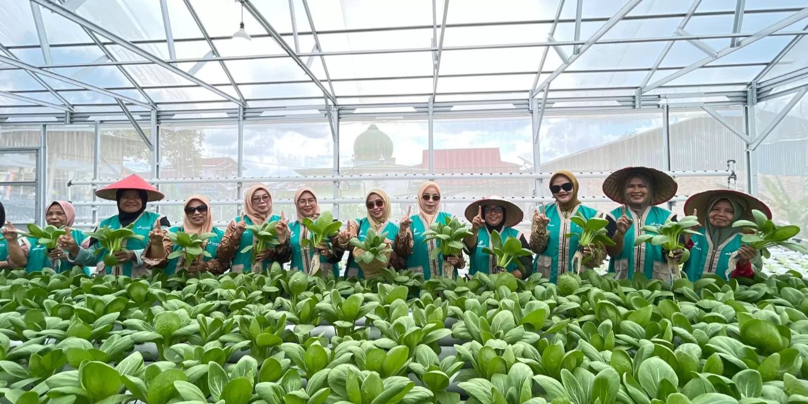 Gerakan perempuan Air Jamban membuktikan lahan sempit pun bisa jadi ladang cuan.