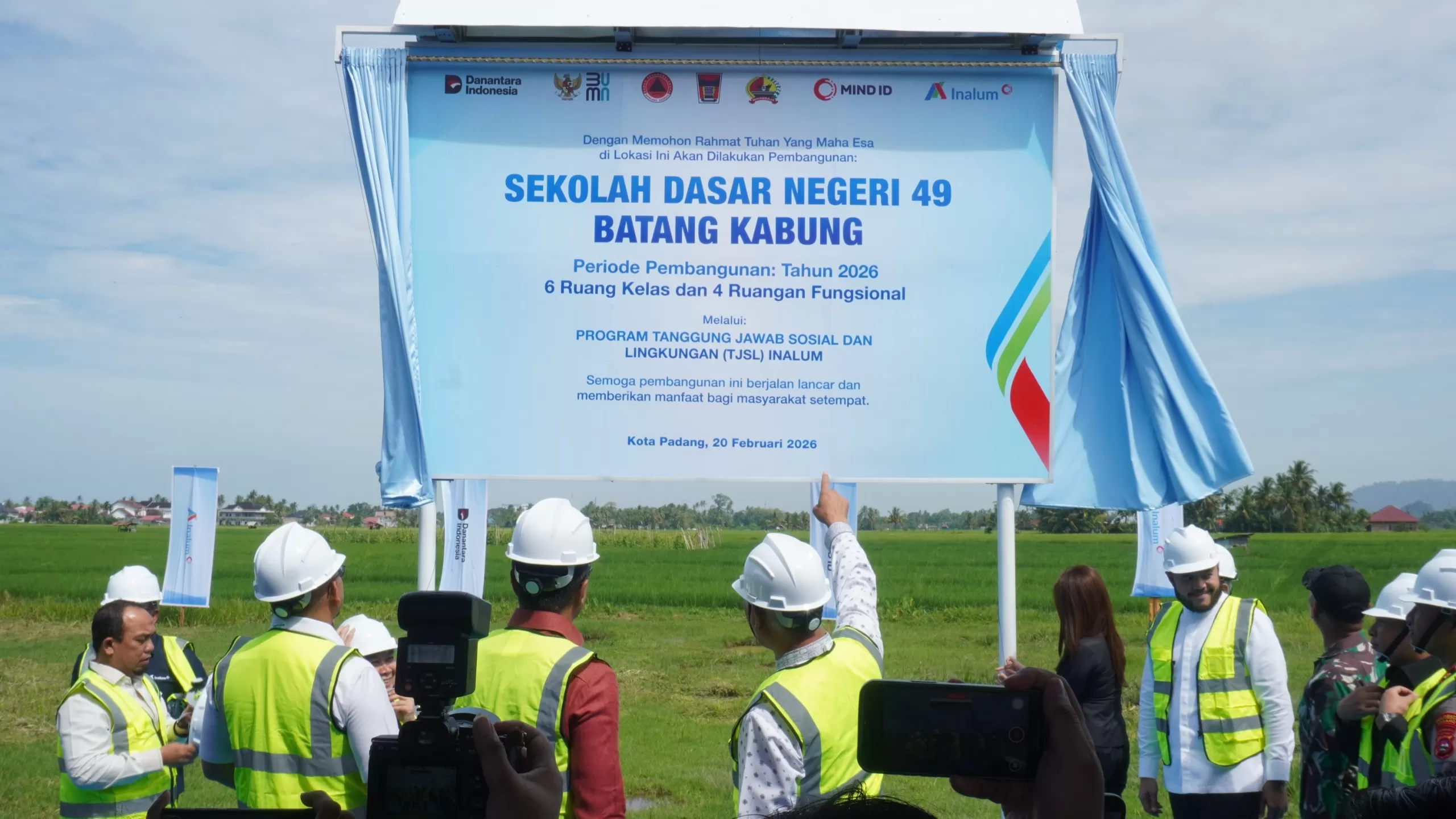 Selain membangun sekolah, INALUM juga menghadirkan pengobatan gratis bagi masyarakat terdampak banjir.