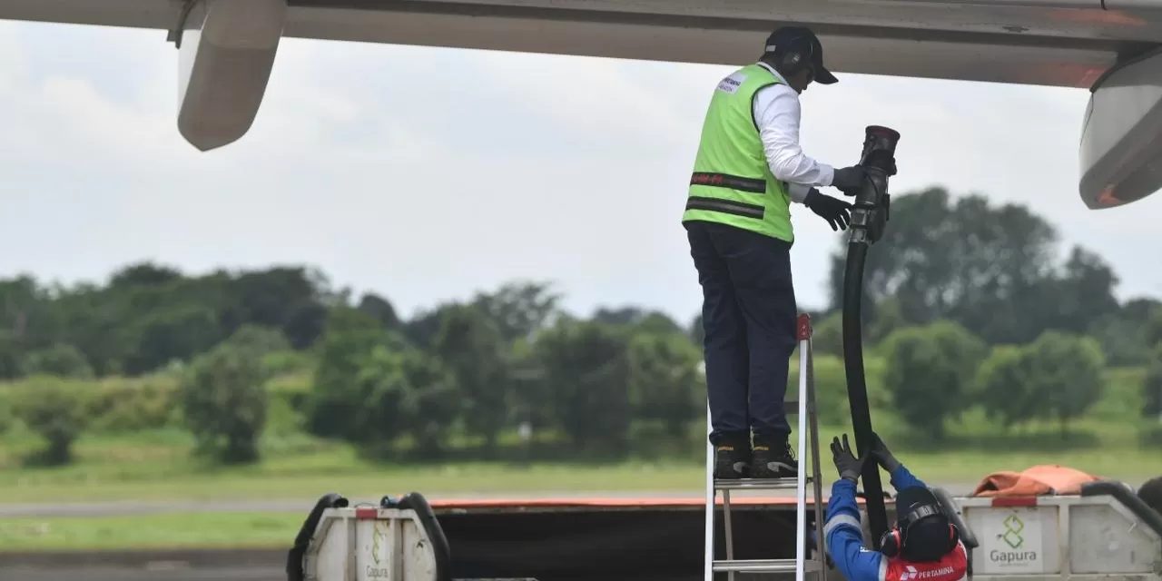 Petugas Pertamina AFT Halim Perdanakusuma bersiap melakukan pengisian Avtur ke tangki pesawat komersial di Bandara Halim Perdanakusuma, Jakarta pada Rabu (25/02/2026).