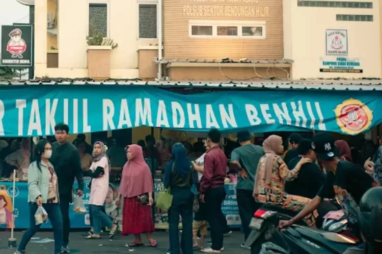 Pasar takjil di Bendungan Hilir, Jakarta. (Google/Lcn 7arts)