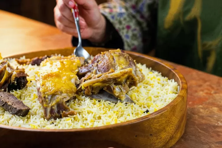 Mandi berupa nasi yang dibumbui aneka rempah dan dimasak dengan daging, bisa domba, kambing, ayam, atau unta.  (ahlanmandi.uae)