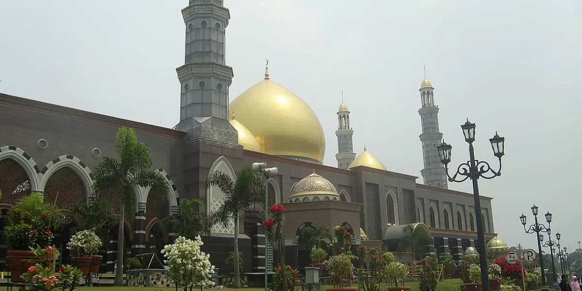 Masjid Kubah Emas, Depok (wikipedia.com)