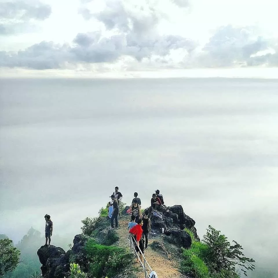 Kabut tebal menutupi Bukit Biru Tenggarong. (Facebook/Info Kukar)