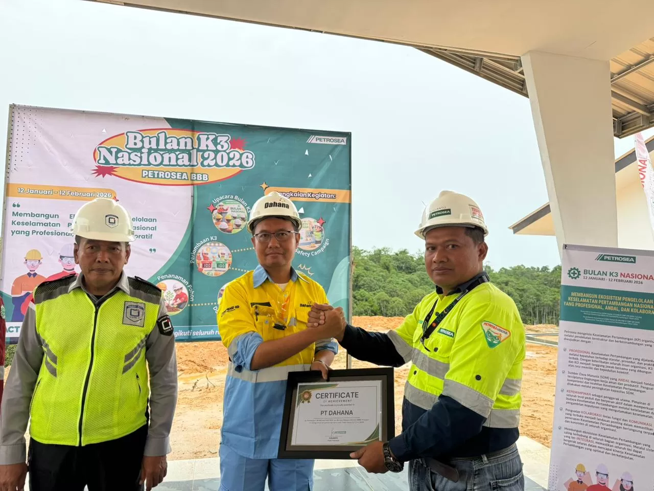PT Dahana raih Zero LTI dan dua penghargaan BK3N di Project Petrosea BBB, bukti komitmen kuat pada keselamatan kerja. (dahana.id)