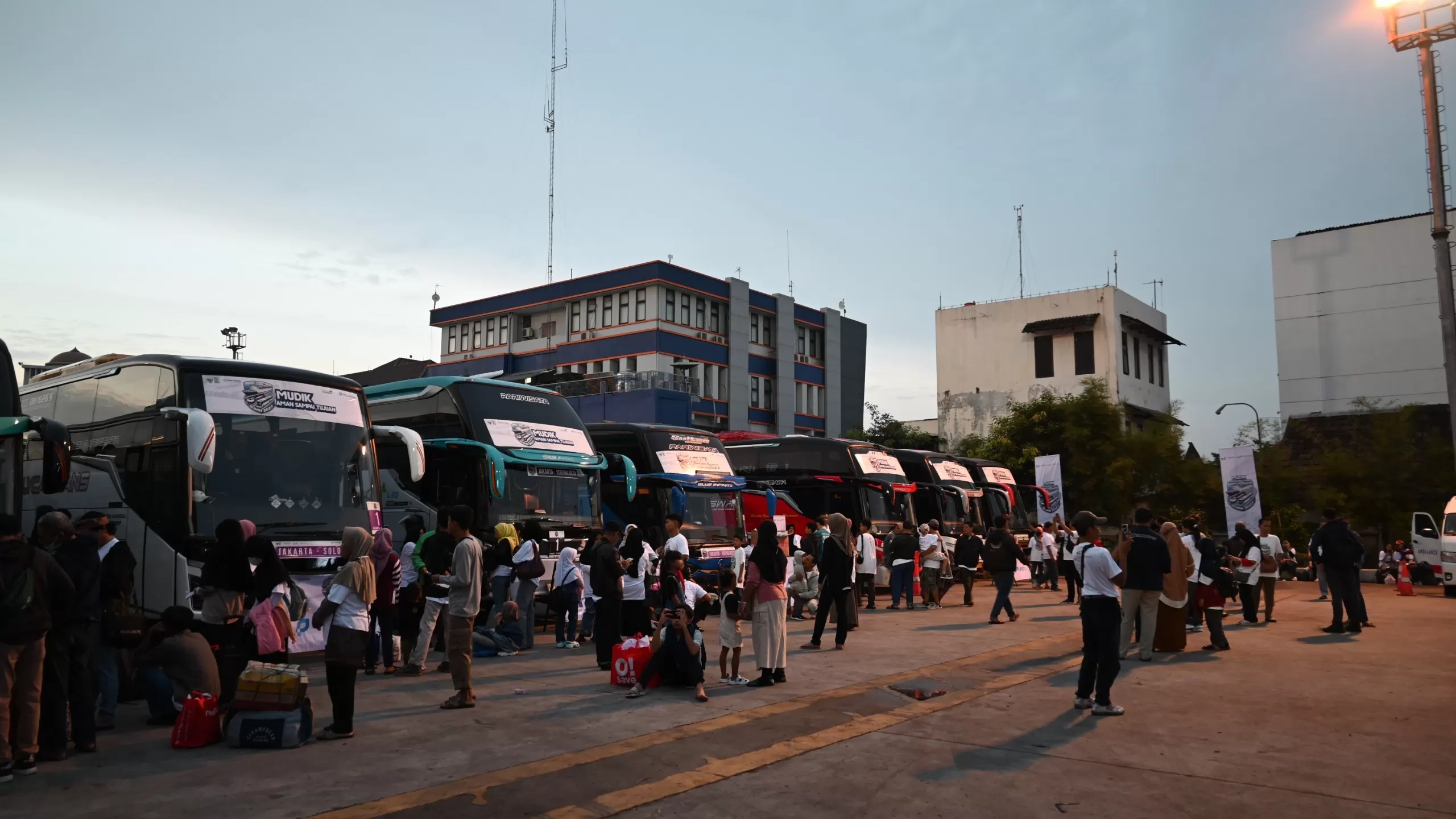 Di tahun ini, Pelindo Group menyiapkan sebanyak 152 unit bus dengan total lebih dari 7.000 kursi pulang&ndash;pergi untuk mengantarkan masyarakat merayakan Hari Raya Idulfitri 2026 di kampung halaman.   (pelindo.co.id)