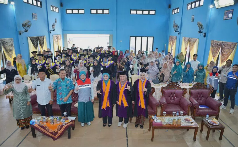 Peserta Sekolah Lansia BKL Kamboja di Desa Kota Karang menyalurkan kreativitas melalui pelatihan batik ecoprint yang didukung Pertamina EP Jambi, sebagai ruang berkarya di usia senja. (Dok. PEP Jambi)