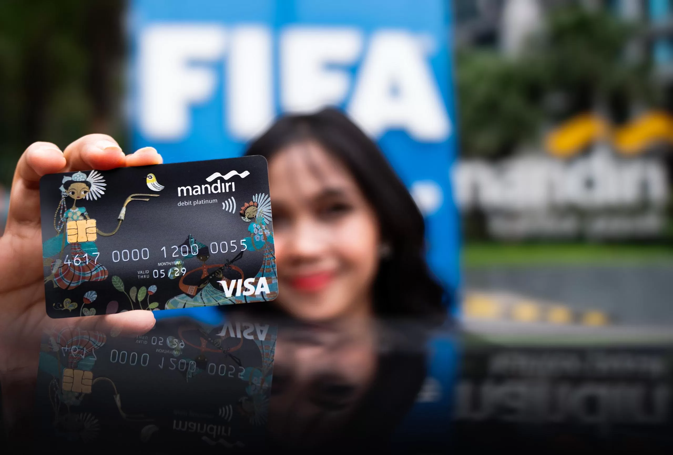 Bank Mandiri dan Visa meluncurkan program transaksi debit berhadiah trip nonton FIFA World Cup 2026 dan smartphone. (Dok. Bank Mandiri)