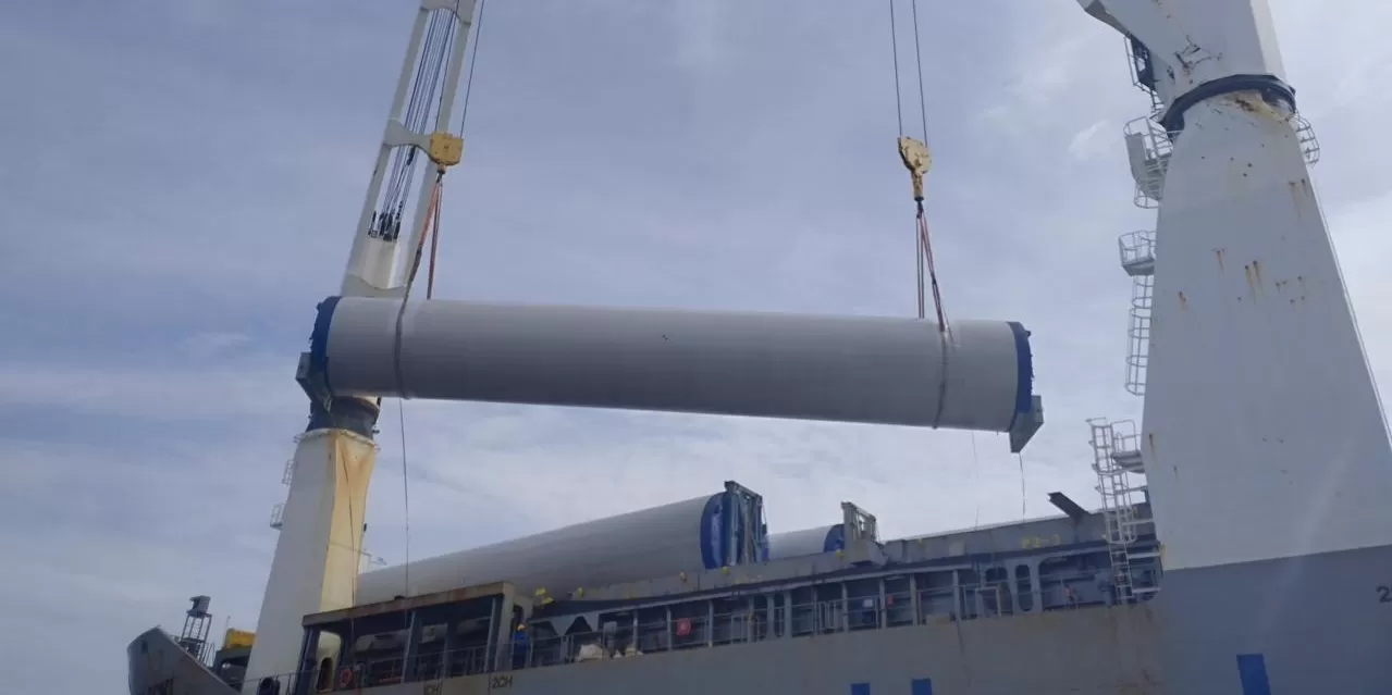 Wind Mill Tower buatan Indonesia resmi diekspor ke Kanada lewat Pelabuhan Ciwandan. Bukti kesiapan tangani kargo proyek berskala global.