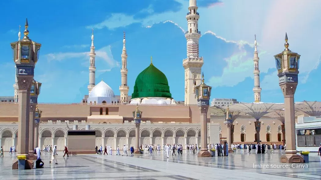 Masjid Nabawi di kota Madinah, Arab Saudi, didirikan Nabi Muhammad tahun 622 M setelah hijrah ke Madinah. (news.annisatravel.com)