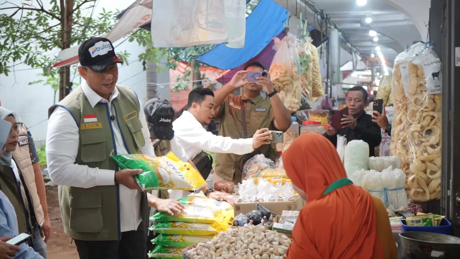 Dirut Perum BULOG sidak pasar di Semarang jelang Ramadan 2026, pastikan harga dan stok pangan tetap stabil sesuai HET pemerintah. (Dok. BULOG)