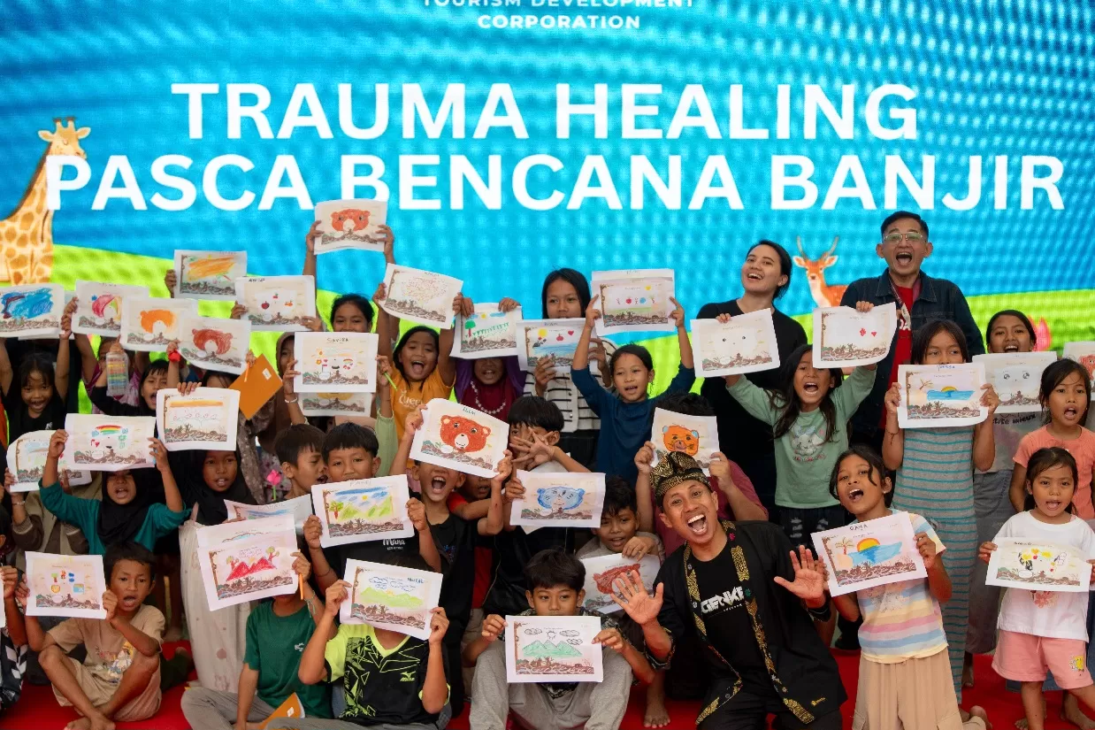 ITDC menyalurkan bantuan sembako dan mengadakan trauma healing bagi warga terdampak banjir di KEK Mandalika. (Dok. ITDC)