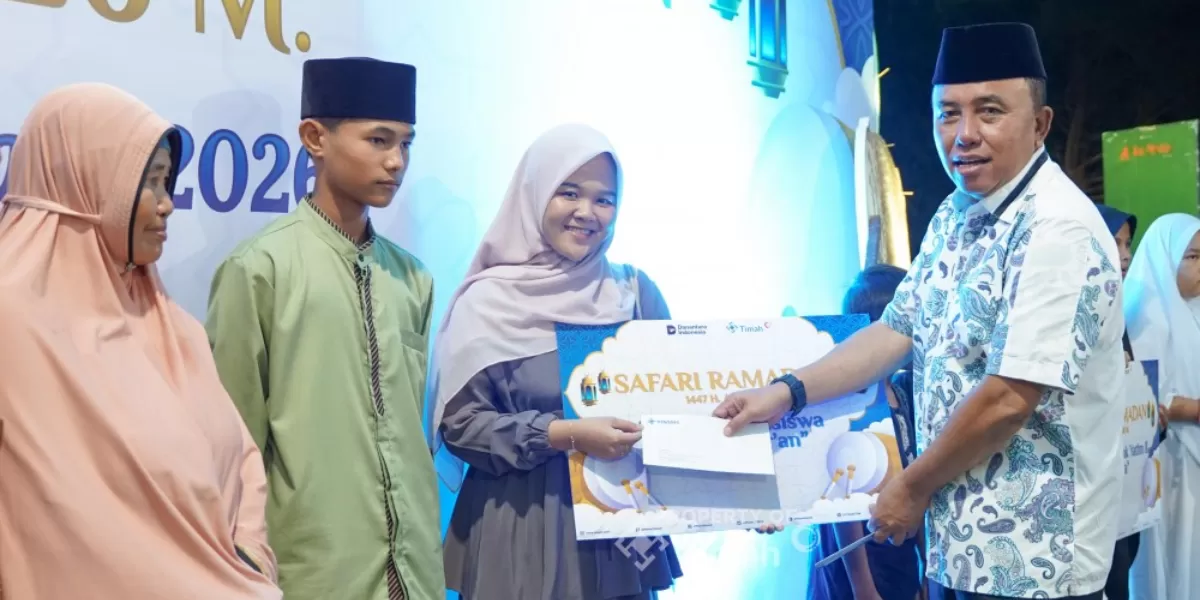 PT TIMAH serahkan beasiswa Tahfiz Al-Qur&rsquo;an saat Safari Ramadan di Bangka, dukung lahirnya generasi Qur&rsquo;ani berakhlak dan berprestasi. (Dok. PT Timah)