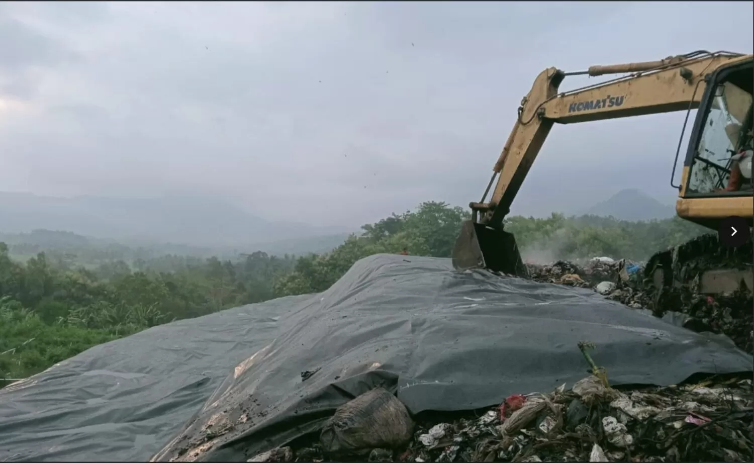 Sucofindo memberikan bantuan geomembran untuk penutup timbulan sampah (covering landfill) di Tempat Pembuangan Akhir (TPA) Kaligending, Kabupaten Kebumen. (sucofindo.co.id)