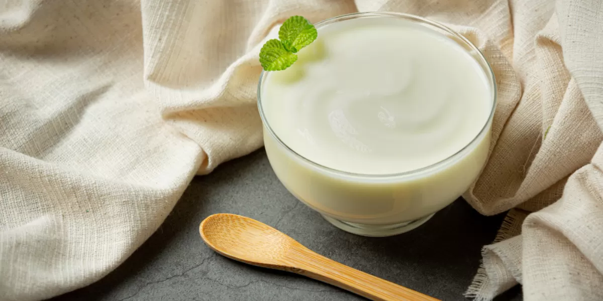 Cara membuat yoghurt homemade anti gagal dengan bahan sederhana. Ikuti langkah fermentasi yang tepat agar hasilnya kental, lembut, dan enak. (Freepik/jcomp)