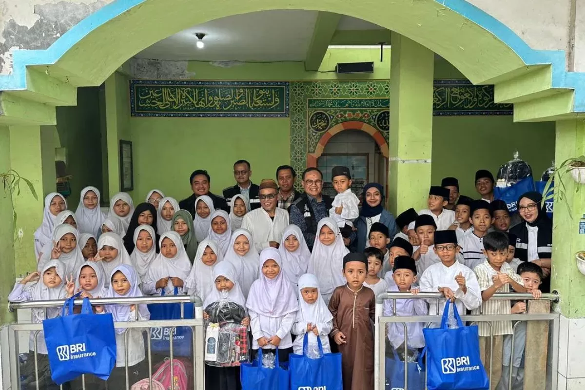 BRI Insurance bersama anak-anak Yayasan Ridho Berkah Sejahtera usai penyerahan bantuan perlengkapan sekolah dan dukungan operasional dalam program TJSL di Cipayung, Jakarta Timur. (DOK. BRI Insurance)