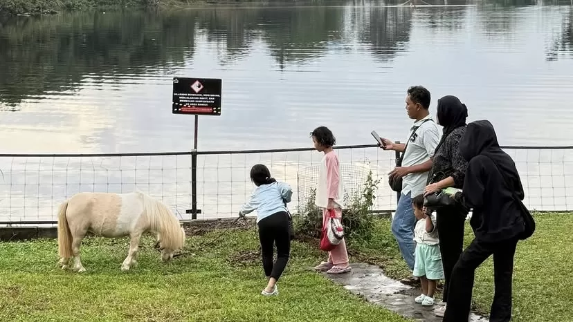 Sambil nunggu maghrib, isi waktu dengan quality time di ruang terbuka yang nyaman.