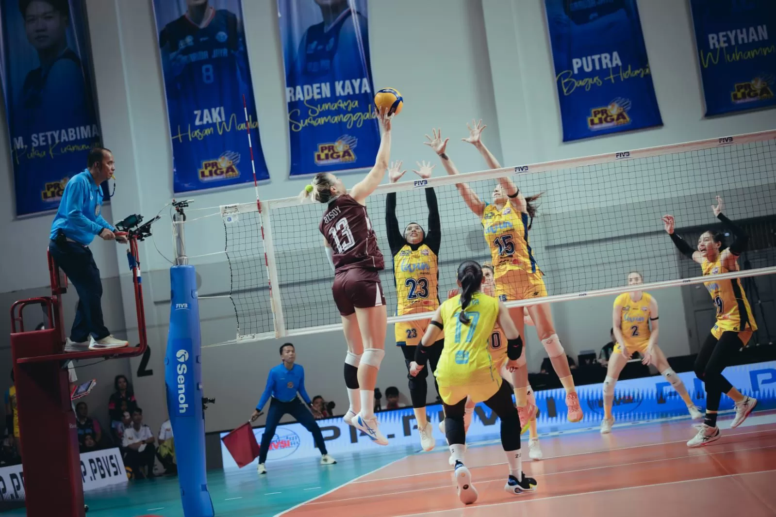 Pemain Jakarta Electric PLN Mobile, Neriman Ozsoy melakukan penempatan bola untuk menghindari block pemain Jakarta Livin Mandiri. Kemenangan 3-0 antar Jakarta Electric PLN Mobile ke final four. (Dok. PLN)
