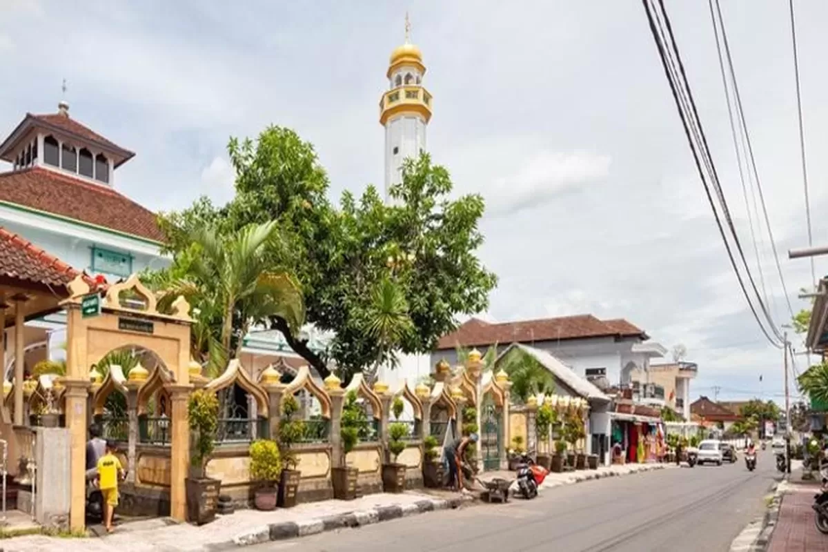 Kampung Gelgel merupakan kampung muslim pertama dan tertua di Bali, yang awalnya dihuni 40 prajurit Kerajaan Majapahit. (eduhistoria.com)