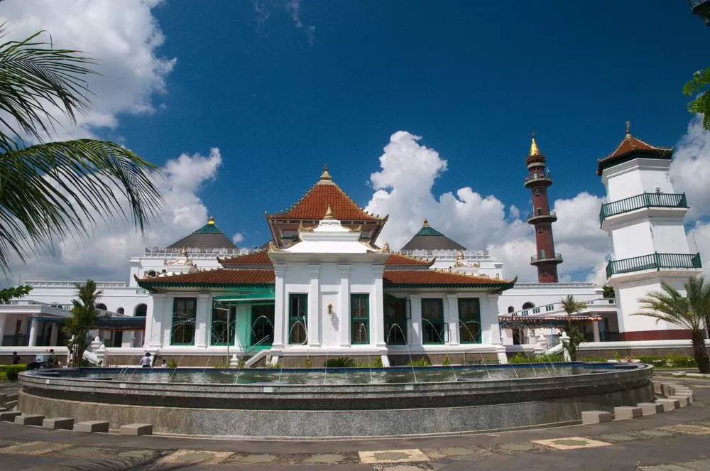 Masjid Agung Palembang mengambil gaya perpaduan antara arsitektur Melayu, Tiongkok, dan Eropa. (indonesia.travel)