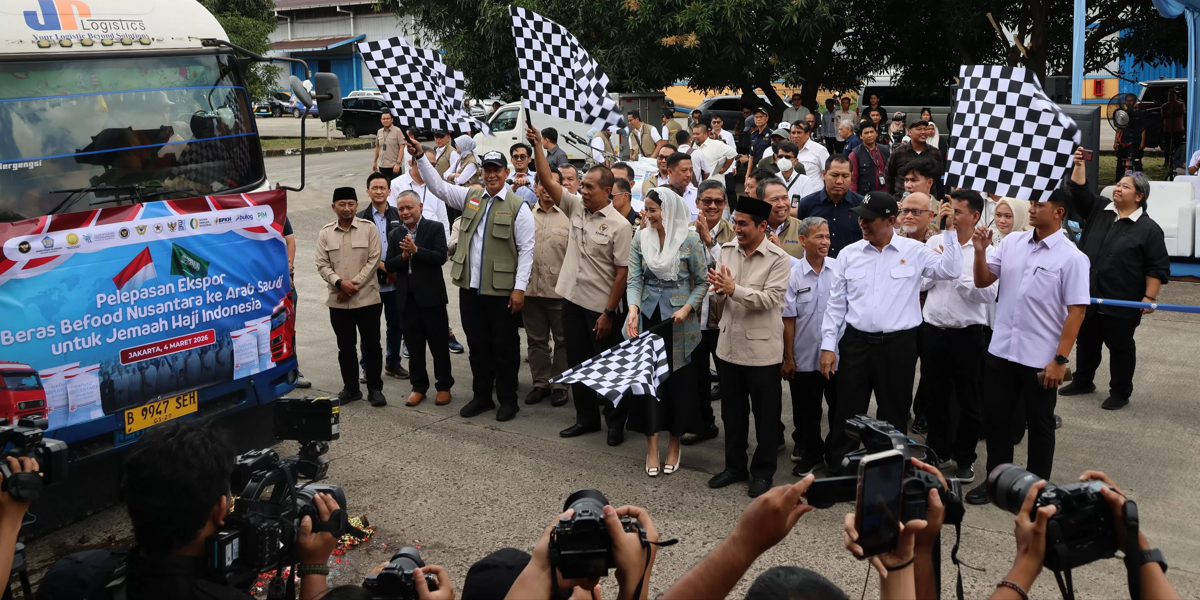 Perum BULOG resmi melepas ekspor Beras Befood Nusantara ke Arab Saudi untuk kebutuhan Jemaah Haji Indonesia 2026.
