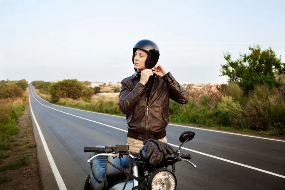 Mudik Lebaran 2026 naik motor? Simak persiapan penting mulai dari cek kendaraan, perlengkapan riding, hingga tips jaga kondisi fisik agar perjalanan aman. (Freepik/cookie_studio)