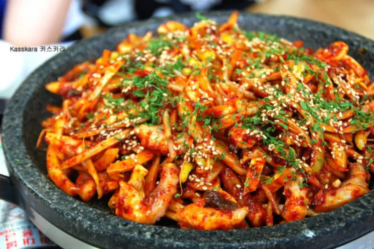 Untuk bumbunya nakjibokkeum menggunakan soy sauce dan gochugaru (bubuk cabai merah) sehingga rasanya jadi sangat pedas. (koreancuisinerecipes.com)