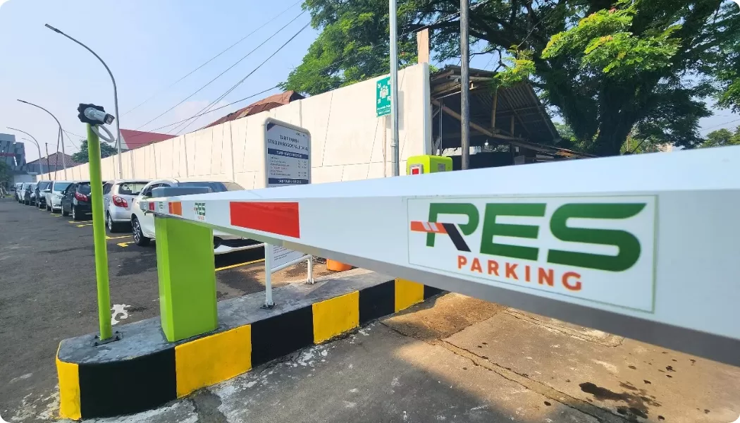 KAI Services menghadirkan sistem COMBO to E-Parking di sejumlah stasiun untuk mempercepat transaksi parkir berbasis kartu elektronik. (reska.id)