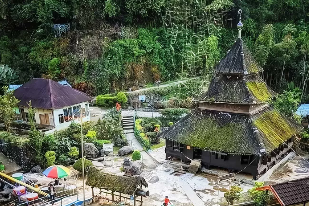 Dibandingkan masjid tua lain, Masjid Tuo Kayu Jao memiliki bentuk bangunan yang unik. Arsitekturnya mengusung corak Minangkabau yang kental.   (responradio.com)