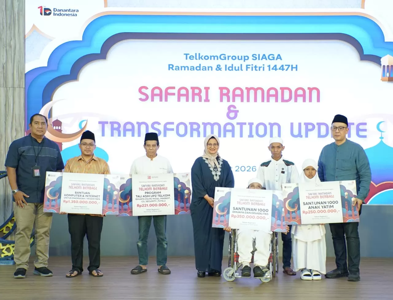 CEO Telkom Dian Siswarini meninjau kesiapan jaringan RAFI 2026 di Semarang sekaligus menyalurkan bantuan sosial senilai Rp2 miliar  (Dok. Telkom)