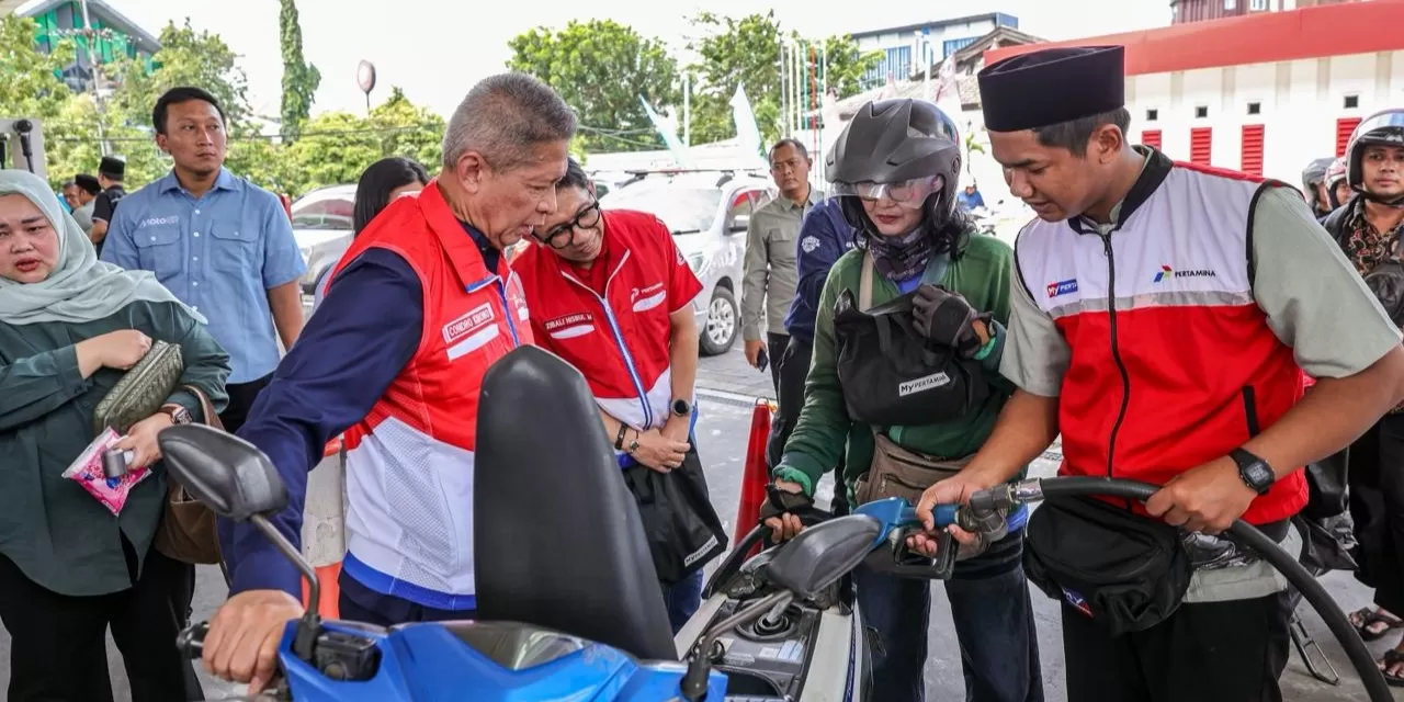 Kunjungan Dewan Komisaris Pertamina ke SPBU Jemursari Surabaya menjadi bagian dari pengawasan kesiapan Satgas RAFI, sekaligus memastikan stok BBM dan kualitas layanan tetap terjaga.