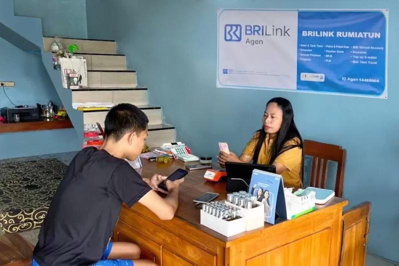 Sebagai BRILink Agen, Rumiatun menjadi perpanjangan tangan layanan perbankan hingga ke tingkat desa. (DOK. BRI)
