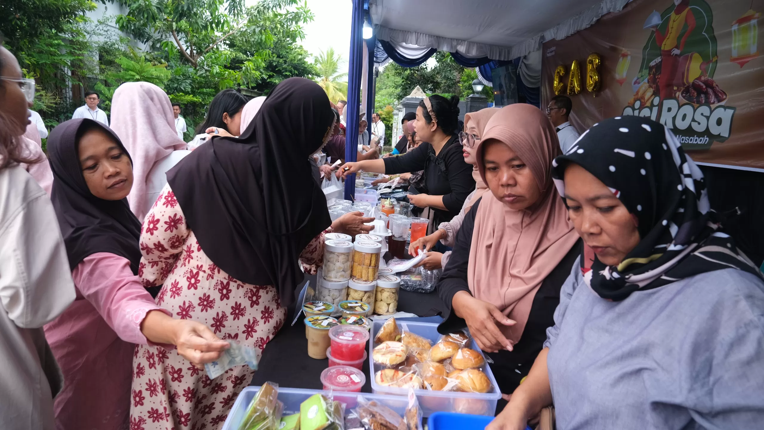 PNM menggelar bazar Cici Rosa di seluruh cabang untuk membantu nasabah Mekaar memasarkan takjil dan produk kuliner selama Ramadan. (pnm.co.id)