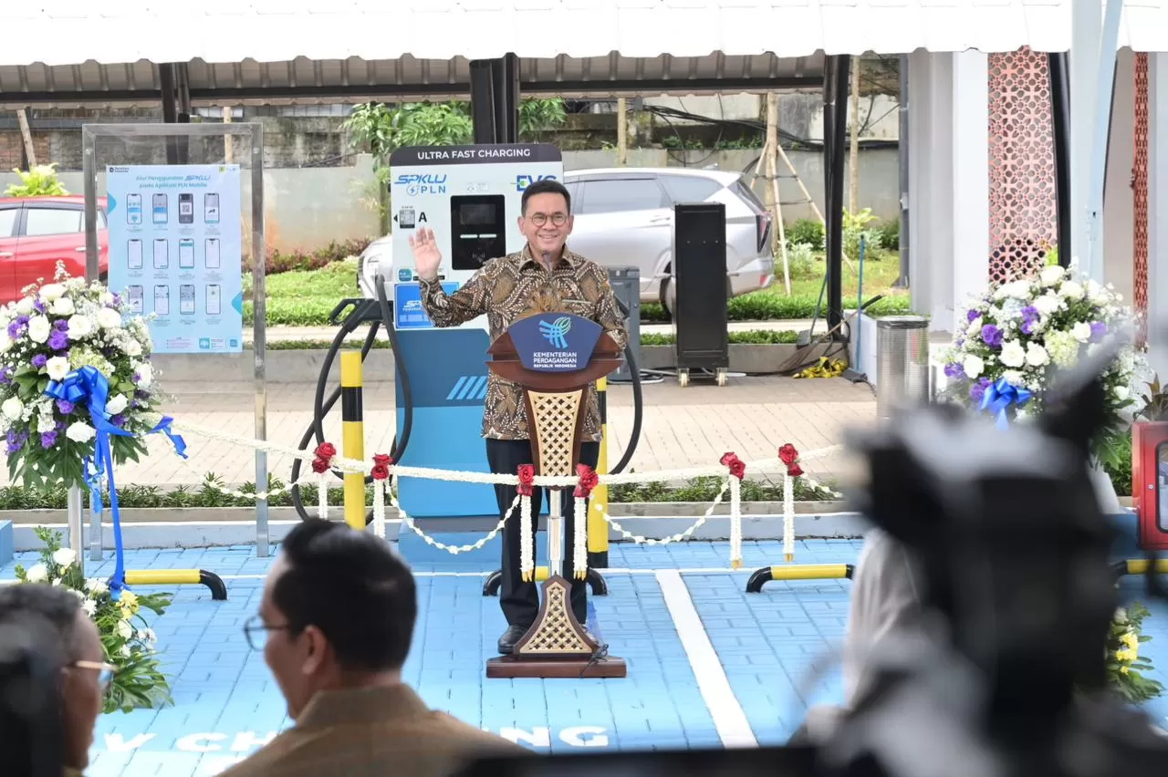Menteri Perdagangan RI, Budi Santoso menyampaikan sambutannya sebelum meresmikan SPKLU Kementerian Perdagangan RI di Jakarta pada Kamis (5/3). (Dok. PLN)