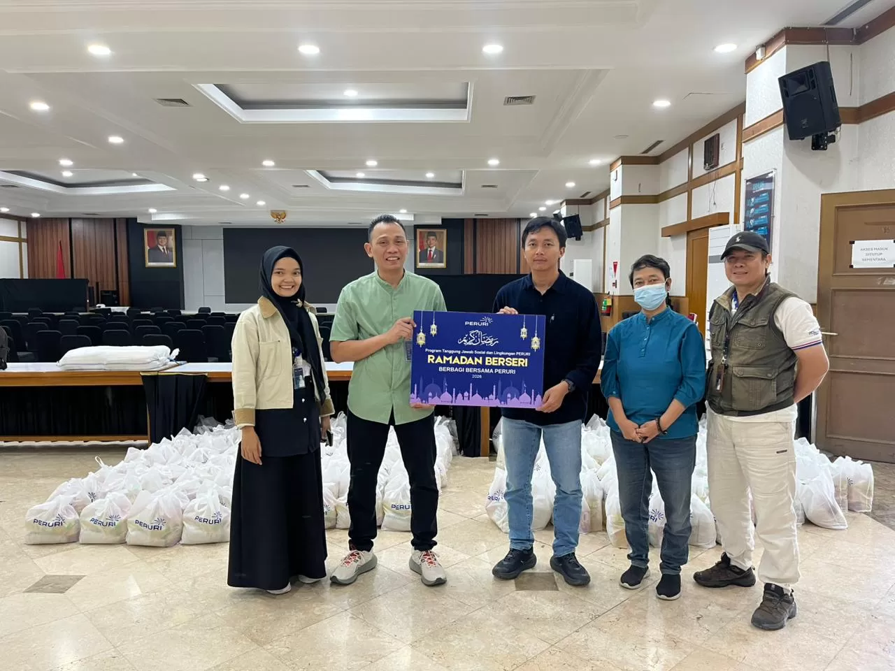 Melalui program Ramadan Berseri, PERURI mengajak anak asuh belanja baju Lebaran dan menyalurkan ratusan paket sembako bagi masyarakat. (Dok. PERURI)