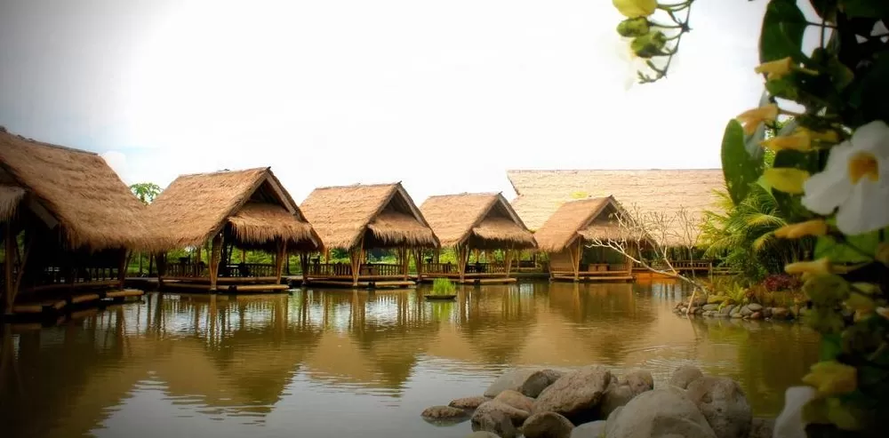 Area makan berbentuk saung di Gubug Mang Engking menghadap ke kolam ikan.   (Tripadvisor)