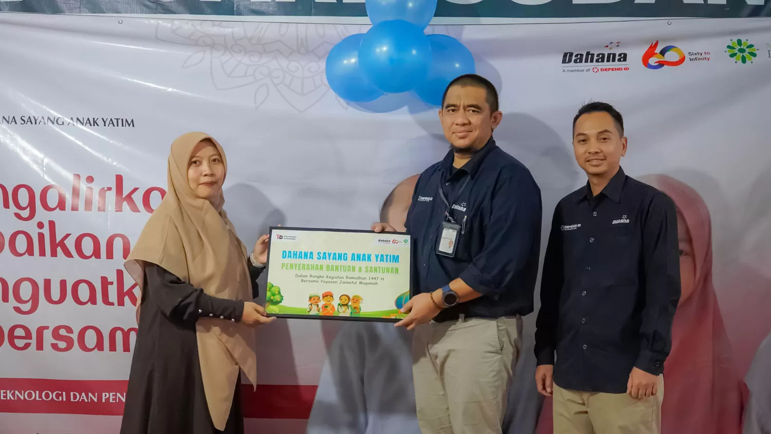 Melalui kegiatan DAHSYAT, PT Dahana menyalurkan santunan dan bantuan bagi anak yatim sebagai bentuk kepedulian sosial.