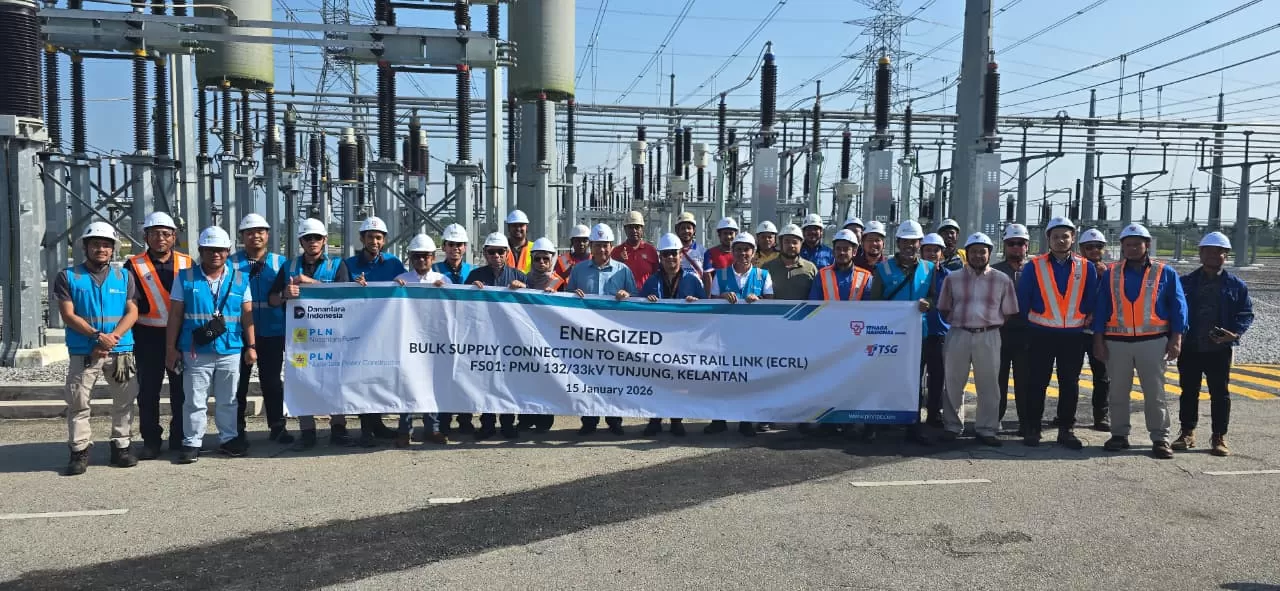 Para personel PLN Group bersama Tim Tenaga Switchgear (TSG) dan Tenaga Nasional Berhad (TNB) ketika menandai penyelesaian pekerjaan Substation 132 kV Tunjung, Kelantan (Dok. PLN Group)