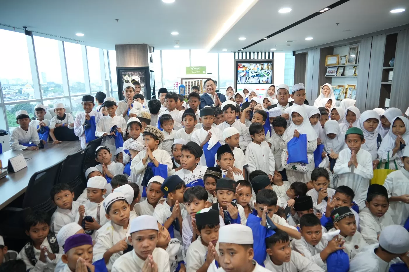 PNM gelar santunan untuk 250 anak yatim dan dhuafa dalam rangkaian Ramadan Madani sekaligus kenalkan dunia kerja melalui kegiatan roleplay. (pnm.co.id)